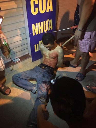 Nam thay niên này chạy về hướng cánh đồng Xuân La. Người dân truy hô, đuổi bắt vì nghi ngờ nam thanh niên vừa đâm trọng thương tài xế taxi. Khi chạy ra khỏi cánh đồng thì nam thanh niên này bị người dân bắt được (Ảnh: VTV).