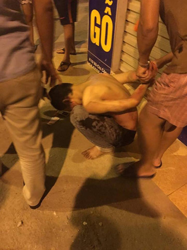 Theo một nhân chứng khác tại hiện trường, có vẻ như tên cướp đã giả làm khách để bắt taxi, sau đó thực hiện hành vi cướp của giết người. (Ảnh: VTV).