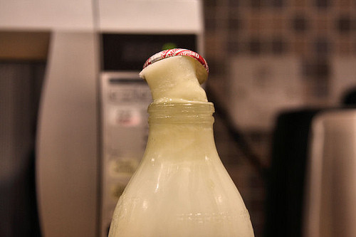 Không riêng gì những lon nước giải khát, những chai nước thủy tinh hoàn toàn có thể xảy ra tình trạng phát nổ tương tự.