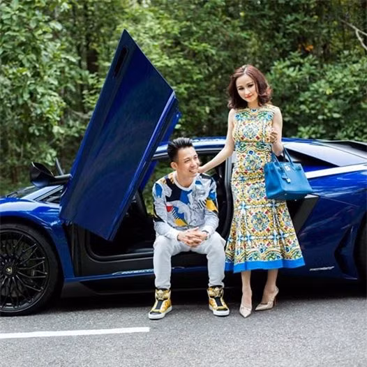 Với nhiều người, chuỗi ngày quay trở về sau khi bỏ nhà ra đi có lẽ luôn là nỗi ám ảnh khủng khiếp. Tuy nhiên, với người vợ của Minh Nhựa, điều đó hoàn toàn trái ngược. Cuộc sống của người phụ nữ sau lần bỏ nhà đi chẳng khác gì cuộc sống của một bà hoàng.