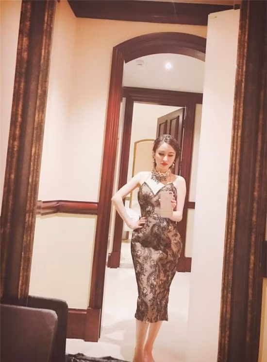 Cùng với những bộ cánh sang trọng, vợ đại gia minh Nhựa còn toát lên phong thái sang trọng và nổi bật với những phụ kiện đi kèm xa hoa, mang đậm dấu ấn của cuộc sống giàu sang.