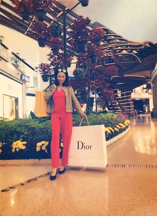 Người phụ nữ này nổi bật trước một trung tâm mua sắm lớn.