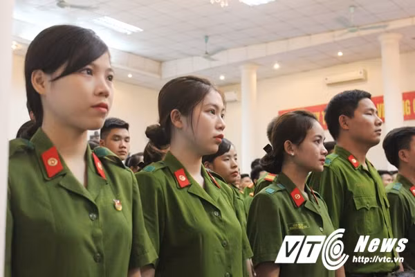 Không chỉ học giỏi, Nga còn năng nổ tham gia nhiều phong trào của lớp, của trường. Cô bạn tài sắc này còn có tài hùng biện rất giỏi.