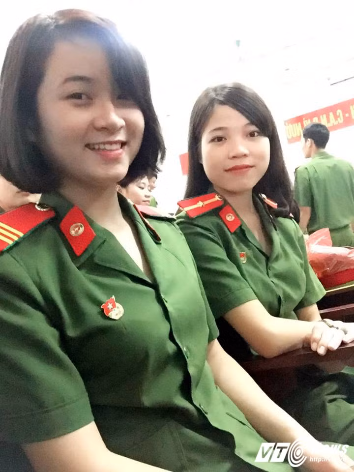 Ngoài thời gian học ở lớp, Nga lên thư viện nghiên cứu tài liệu, ghi chép những ý quan trọng không có trong bài học để nâng cao và mở rộng kiến thức. Cô bạn cho rằng, tự học chính là cách tốt nhất để ghi nhớ kiến thức lâu nhất.