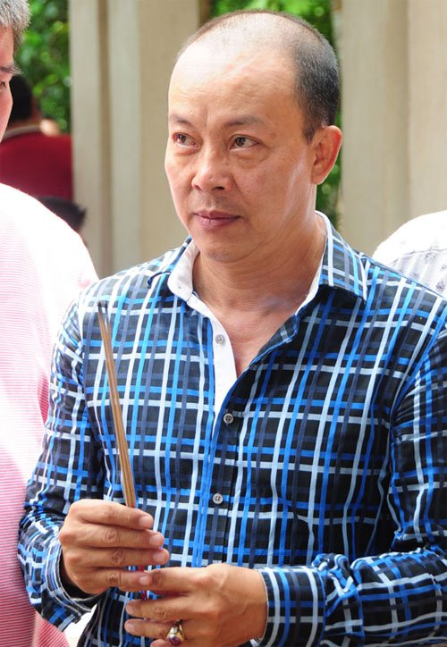 Nghệ sĩ Đức Hải bồi hồi nhớ kỷ niệm xưa khi đến viếng mộ phần của đồng nghiệp.