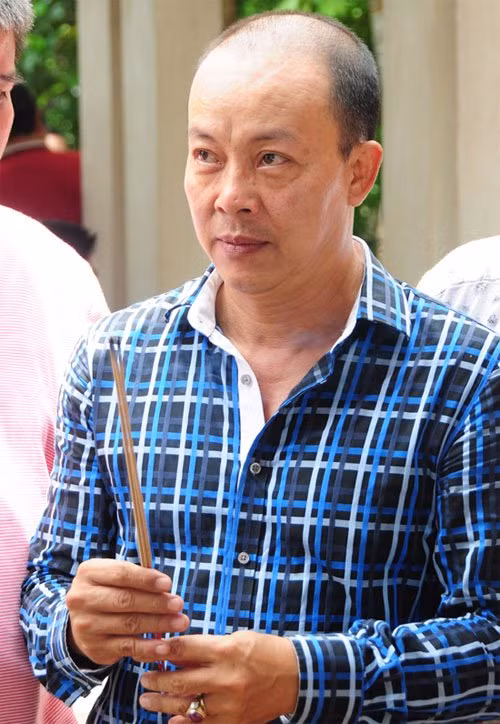 Nghệ sĩ Đức Hải bồi hồi nhớ kỷ niệm xưa khi đến viếng mộ phần của đồng nghiệp.