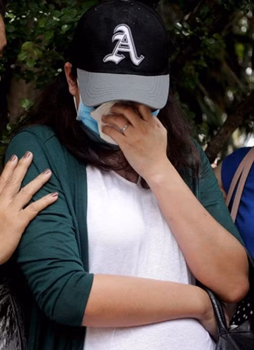 Chiều 6/10, đông đảo diễn viên, ca sĩ nổi tiếng ở thập niên 90 đã có mặt tại Nghĩa trang Chùa nghệ sĩ để làm lễ giỗ 20 năm ngày mất của Lê Công Tuấn Anh. Theo chia sẻ của đạo diễn Dũng Nghệ, tuy là người nổi tiếng nhưng cố nghệ sĩ không có nhiều người thân bên cạnh. Do đó, mỗi khi đến lễ giỗ của anh hàng năm, nhiều đồng nghiệp, bạn bè thân thiết vẫn luôn nhớ đến và cùng tụ họp ôn lại kỷ niệm. Đáng chú ý trong số đó là sự xuất hiện của cựu người mẫu Minh Anh - người yêu một thời của nam diễn viên tài hoa bạc mệnh.