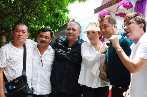 Nghệ sĩ như Nhật Cường, đạo diễn Nguyễn Phương Điền, diễn viên Lê Tuấn Anh, Mộng Vân, Lý Hùng và Long Nhật cùng tụ họp vào ngày giỗ 20 năm của Lê Công Tuấn Anh.