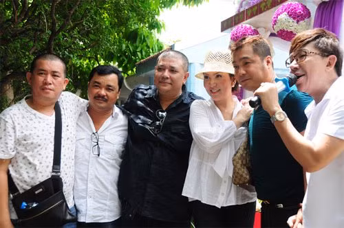 Nghệ sĩ như Nhật Cường, đạo diễn Nguyễn Phương Điền, diễn viên Lê Tuấn Anh, Mộng Vân, Lý Hùng và Long Nhật cùng tụ họp vào ngày giỗ 20 năm của Lê Công Tuấn Anh.