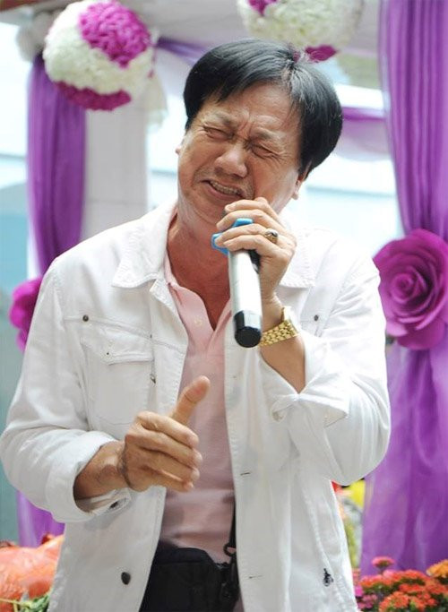 Diễn viên, nghệ sĩ Mai Huỳnh hát tặng người bạn quá cố.