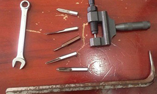 Canh sat hinh su Ha Noi bay cach chong trom xe may