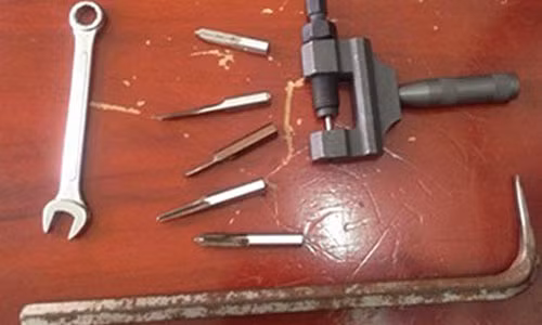 Canh sat hinh su Ha Noi bay cach chong trom xe may