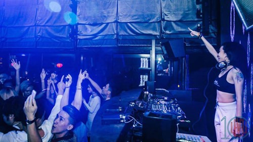 DJ Linh Linh Phạm cháy hết mình trong một lần biểu diễn.