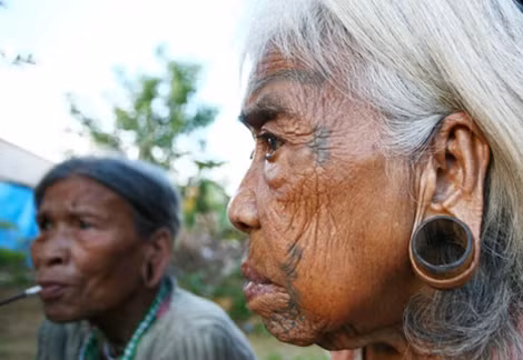 Phụ nữ Brâu và phụ nữ dân tộc Mảng với các hình xăm kỳ dị và phương thức xăm cổ xưa.