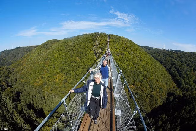 Trên cầu có những điểm chụp ảnh rất đẹp. Đây là ý tưởng của các nhà quản lý ở địa phương nhằm thu hút khách du lịch đến vùng này.