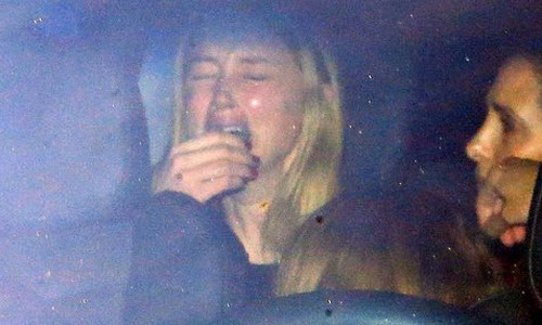 Amber Heard gào khóc trong xe sau khi rời khỏi tòa án thành phố Los Angeles.