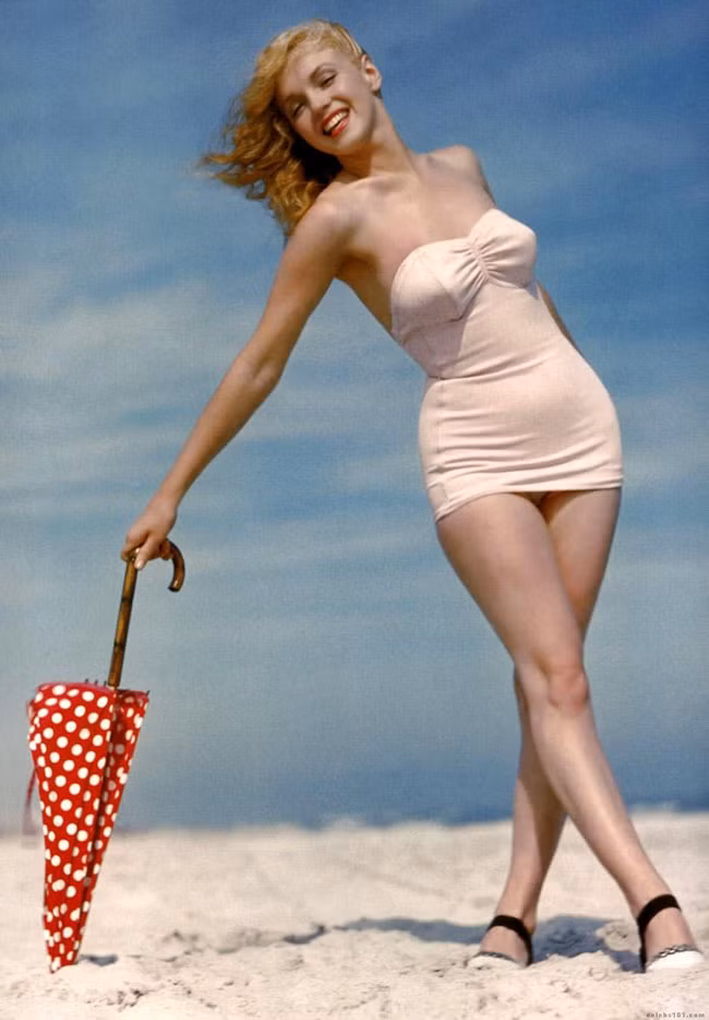 Cô có thân hình tuyệt mỹ với đường cong phồn thực và nét mặt gợi tình.