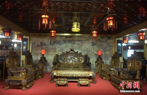 Theo Sina, bộ bàn ghế gỗ cẩm lai vàng này được trưng bày và rao bán từ năm 2011, nhưng đến nay vẫn không có ai mua vì giá quá cao.