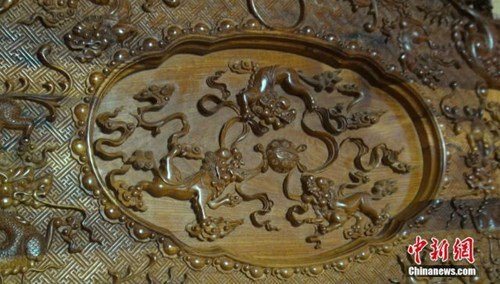 Tuy được cho là quý giá như vậy nhưng có không ít người đã lên tiếng... chê bộ bàn ghế gỗ cẩm lai này. “Tôi là họa sĩ sơn dầu. Và chỉ cần nhìn qua tôi cũng biết bộ bàn ghế này sử dụng loại sơn kém chất lượng”, một người nhận xét.