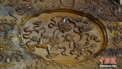 Tuy được cho là quý giá như vậy nhưng có không ít người đã lên tiếng... chê bộ bàn ghế gỗ cẩm lai này. “Tôi là họa sĩ sơn dầu. Và chỉ cần nhìn qua tôi cũng biết bộ bàn ghế này sử dụng loại sơn kém chất lượng”, một người nhận xét.