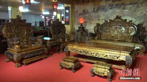 Được biết, để làm được bộ bàn ghế này, 50 thợ thủ công đã phải lao động cật lực trong 9 năm và cần tới 20 tấn gỗ cẩm lai vàng.