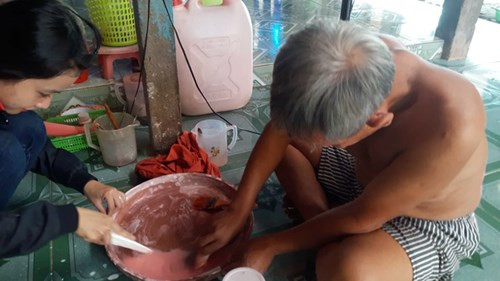 “Than y” ky di mien Tay: Chua ba benh bang... thoi phu phu-Hinh-3