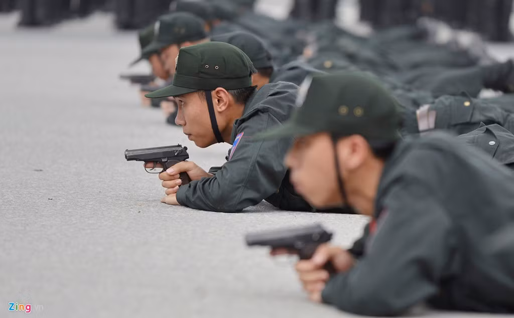 Nằm ngửa, nằm nghiêng, quỳ gối hay đang chạy bắn súng... là những tình huống đặt ra cho mỗi cán bộ, chiến sĩ cảnh sát cơ động, cảnh sát đặc nhiệm thực hành.