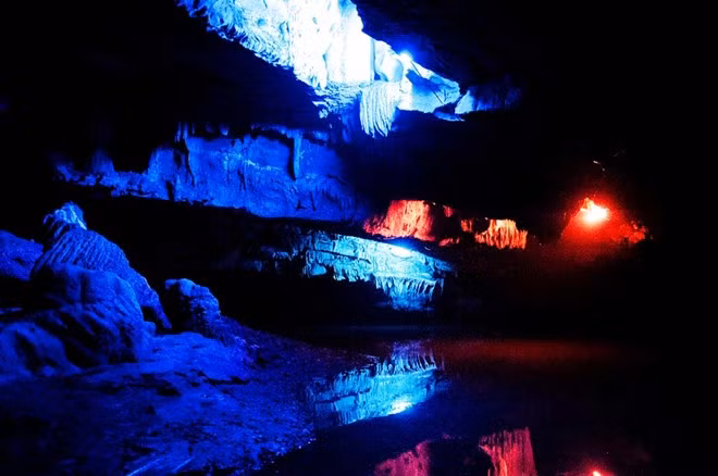 Các hang hầu như vẫn giữ nguyên vẹn vẻ hoang sơ với hàng nghìn con dơi sinh sống. Tại đây các nhà khảo cổ còn tìm thấy vết tích của người Việt cổ với vỏ nhuyễn thể, mảnh gốm thô, xương động vật, mai và yếm rùa.