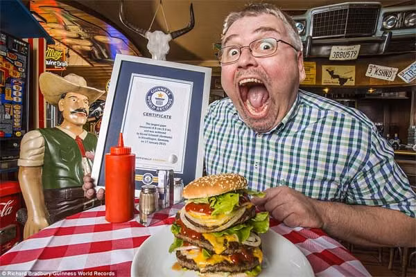 Miệng rộng nhất Bernd Schmidt, 47 tuổi, sống ở Wendlingen (Đức) có thể há miệng rộng tới 8,7cm, nuốt được trọn một chiếc hamburger to. Để giành được kỷ lục thế giới miệng rộng nhất thế giới, ông Schmidt đã đặt một thanh kim loại giữa răng cửa trên và dưới. Một nha sĩ đã đo khoảng cách, công nhận khả năng há miệng của ông này.