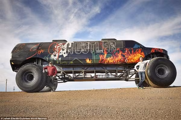 Xe tải quái vật dài nhất thế giới Chiếc xe tải quái vật này có chiều dài tới 9,75m, do Brad và Jen Campbell ở Mỹ chế tạo.