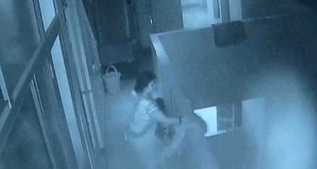 Khong sinh duoc con trai, thim nem chau trai tu tang 3 xuong dat-Hinh-2