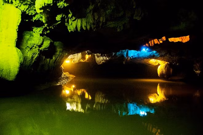 Đó là hình ảnh của chú cáo lỗ đang chén mồi, voi phục, hổ rình mồi, khỉ leo cây và cả hình ảnh Đức Phật, thầy Đường Tăng đang tụng kinh cầu an cho các đồ đệ…