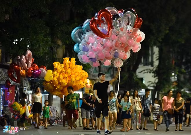 Tình trạng bán hàng rong xuất hiện nhiều ở không gian đi bộ. Ảnh: Việt Hùng