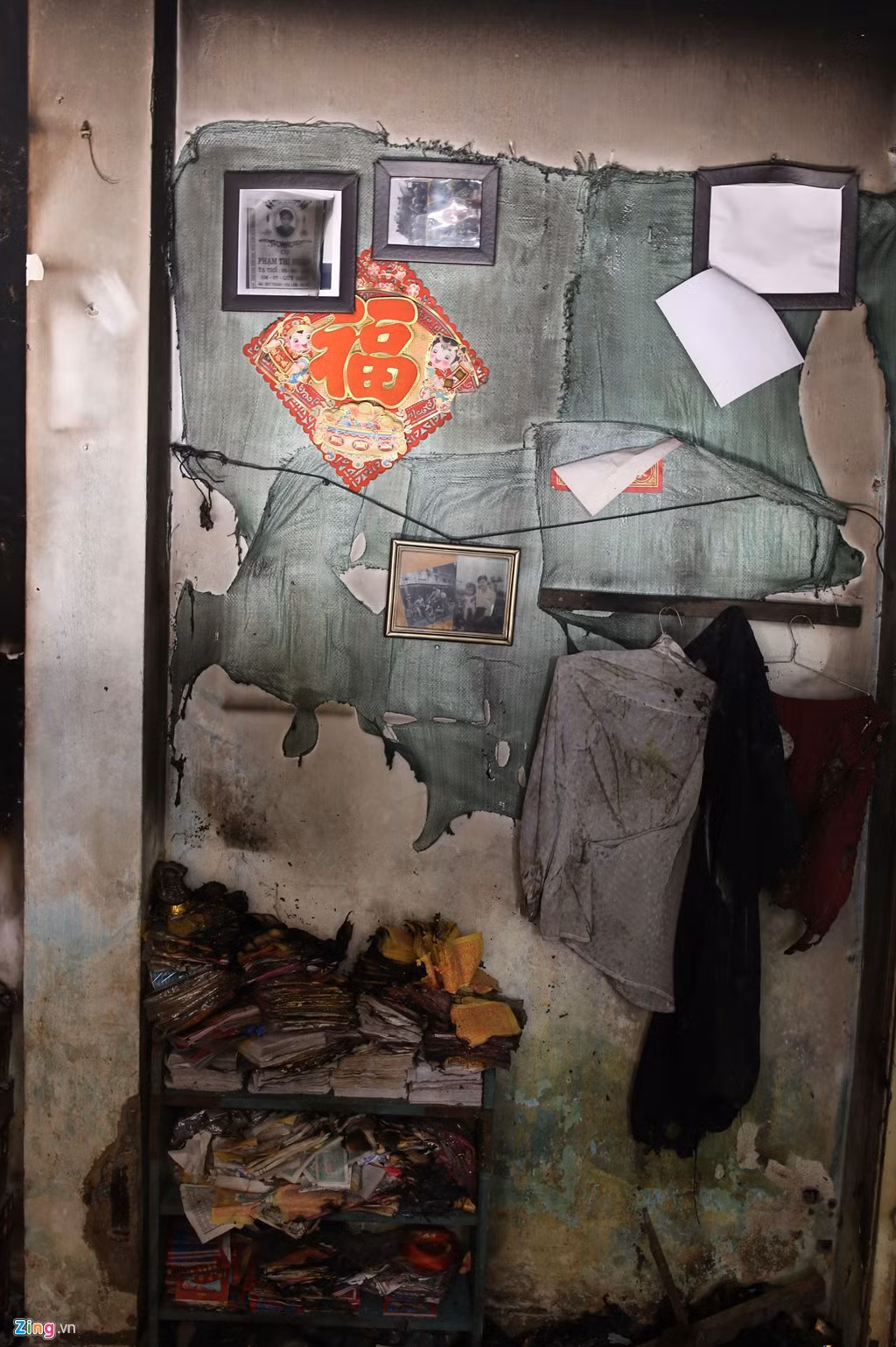 Trong một căn hộ vẫn còn là những bức ảnh với đống đồ đạc bị cháy xém. Cư xá Thanh Đa là một trong những chung cư đầu tiên tại TP HCM, xây dựng từ những năm 1960. Riêng lô 4, 6 được xây dựng từ năm 1972. Đây từng là nơi ở của các sĩ quan chính quyền cũ. Các căn hộ có diện tích khoảng 80 m2.