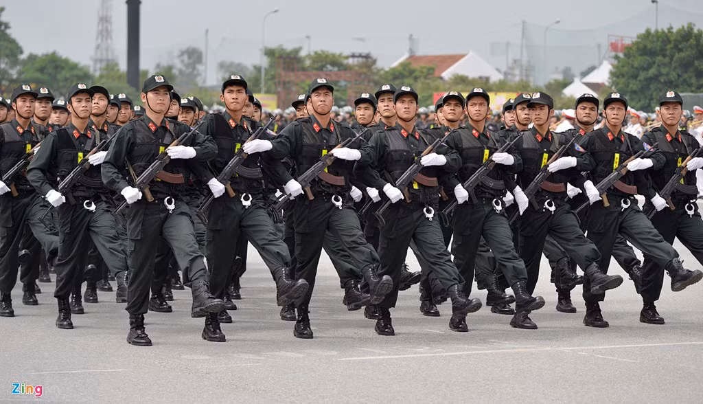 Khối cán bộ chiến sĩ thuộc Trung đoàn cảnh sát cơ động, Công an Hà Nội được trang bị súng tiểu liên AK đảm nhận nhiệm vụ triển khai phương án bảo vệ các sự kiện chính trị, văn hóa, thể thao..
