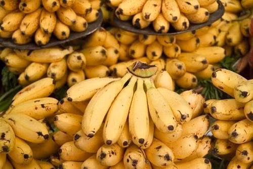 3. Chuối Chuối không chỉ tốt cho sức khỏe, giảm cân mà ăn chuối giúp nuôi dưỡng da từ sâu bên trong nữa nhé. Thành phần của chuối rất dồi dào vitamin B6 giúp tăng cường sự trao đổi chất, thải độc cho cơ thể và giúp da trắng dần lên theo từng ngày. Hãy ăn 1 quả chuối mỗi ngày để có làn da trắng hồng tự nhiên. 