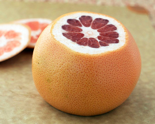 1. Bưởi Bưởi là loại quả được chị em phụ nữ ưa chuộng, không chỉ có tác dụng giảm cân, chúng còn là nguồn bổ sung vitamin tuyệt vời cho cơ thể. Bưởi là một nguồn bổ sung vitamin C tuyệt vời làm tăng sức đề kháng của cơ thể, nuôi dưỡng da từ sâu bên trong, làn da trắng hồng rạng rỡ. Vì vậy hãy tích cực ăn bưởi thay vì sửa dụng các loại kem dưỡng da, kem trộn nhé!