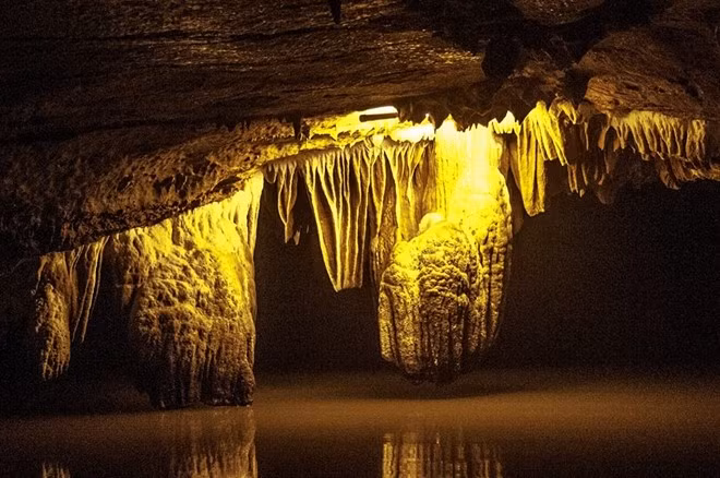 Đến đây du khách sẽ bị choáng ngợp bởi sự huyền ảo, hư thực của cả một thế giới nhũ đá.