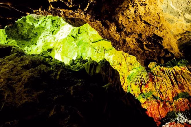 Dải Ngân Hà với nhiều khối nhũ đã rực rỡ nhiều màu sắc.