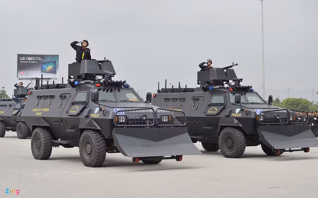 Xe bọc thép hạng nặng chống đạn S5 với nhiều chức năng hiện đại, có cấu trúc hình chữ V, chống mìn, chở được 10 cán bộ, đạt vận tốc tối đa trên đường bằng phẳng 100 km/h. Tời xe sức kéo 8,1 tấn, hệ thống điện tử quan sát và phá sóng điện thoại di động. Ngoài ra, xe có hệ thống phóng lựu đạn khói, xung quanh xe có vị trí lắp súng trung liên, các lỗ súng giúp cán bộ dễ dàng điền khiển, ngắm bắn mục tiêu.