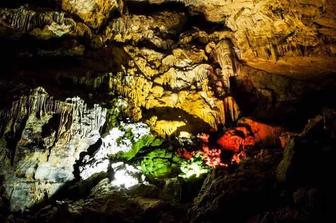 Hệ thống nhũ đá đa dạng và vẫn tiếp tục được hình thành và phát triển.