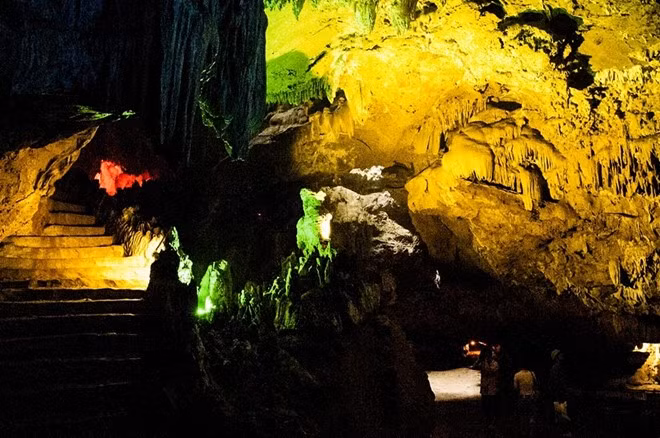 Động nằm ẩn mình trong dải núi Tướng, một ngọn núi thuộc dãy Tràng An. Núi Tướng được xem như một vọng gác tiền tiêu bảo vệ thành Hoa Lư thời vua Đinh Tiên Hoàng và vua Lê Đại Hành.