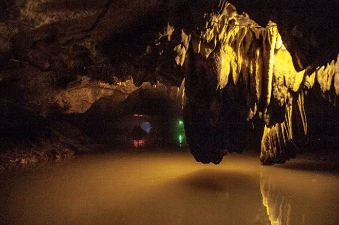 Trong không gian tĩnh lặng, du khách có thể cảm nhận rõ cái trong trẻo của không gian nơi đây. Ở đó chỉ có tiếng mái chèo nhè nhẹ, tiếng gió vi vu vuốt qua những cung đàn đá hòa với tiếng nước nhỏ xuống.