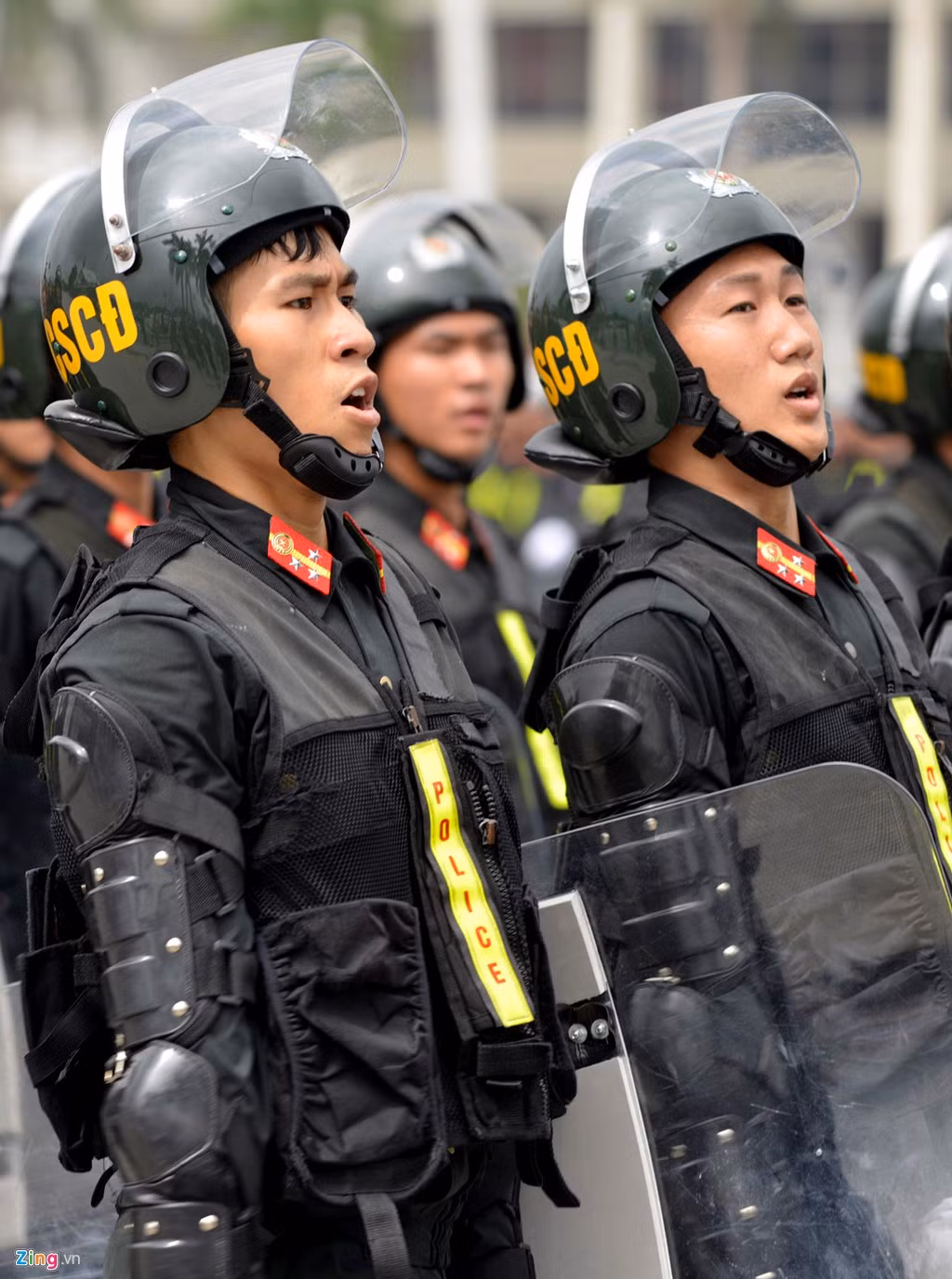 ... và bắt kẻ khủng bố, giải cứu con tin, phòng chống bạo loạn, tụ tập trái pháp luật.