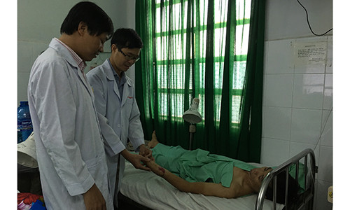 Cuu canh tay cua cong nhan bi dut lia