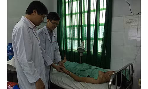 Cuu canh tay cua cong nhan bi dut lia