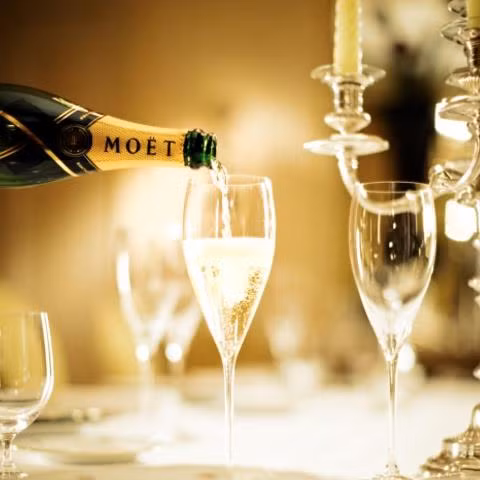 Chọn rượu có độ cồn thấp. Điều này tất nhiên sẽ khá hữu ích. Rượu có nồng độ cồn thấp hơn 10% sẽ có tác hại ít hơn hẳn so với rượu có nồng độ cồn cao.