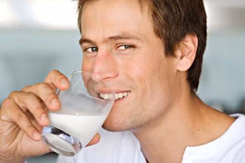 Kết hợp đồ uống không có cồn khác. Trong lúc uống rượu, nếu bạn lựa chọn các đồ uống không cồn khác như nước lọc, nước trái cây uống kèm sẽ rất có lợi. Việc này không chỉ giúp bạn uống rượu tốt hơn mà còn giúp giảm tác hại của rượu.