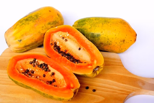 Phân biệt đu đủ chín cây và đu đủ ủ hóa chất. Vì lợi nhuận, nhà vườn thường tiêm hóa chất để đu đủ vừa đẹp mắt, vừa được giá, nên khi mua cần phân biệt đu đủ chín cây và đu đủ tẩm hóa chất: