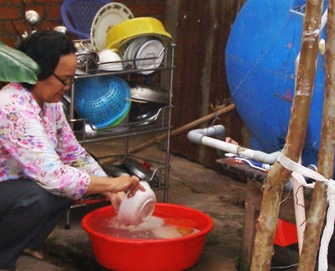 Nhiều hộ dân ở TP HCM vẫn còn sử dụng nước nhiễm khuẩn.